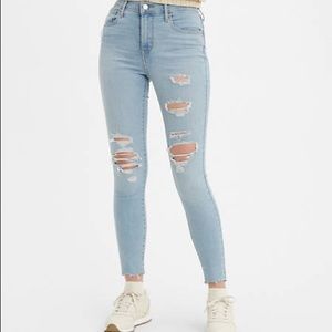 Levi’s 721 super Skinny ripped jeans.